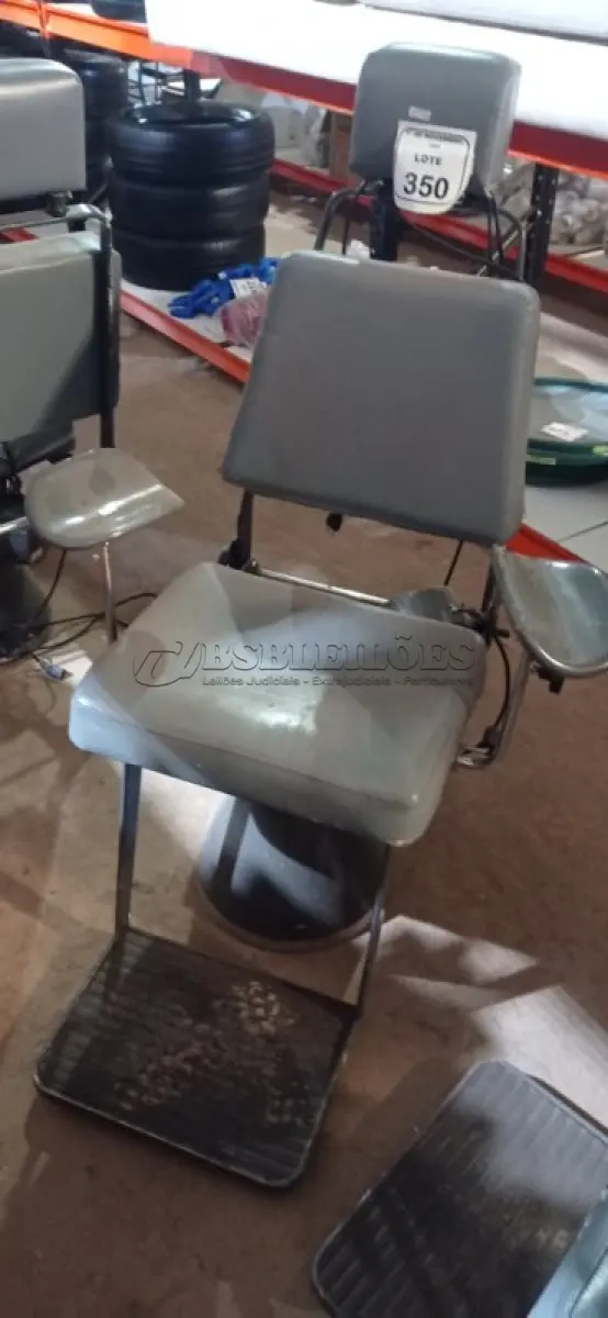 LOTE 350 - 01 POLTRONA DE COLETA DE SANGUE. (NO ESTADO) ATENÇÃO! FAZER A VISITAÇÃO ANTES DE ARREMATAR, NÃO SABEMOS SE FUNCIONA, LEILÃO NÃO TEM GARANTIA E NEM DEVOLUÇÃO, SUJEITO A POSSÍVEIS AVARIAS VISÍVEIS/OCULTAS E/OU AUSÊNCIA DE COMPONENTES.