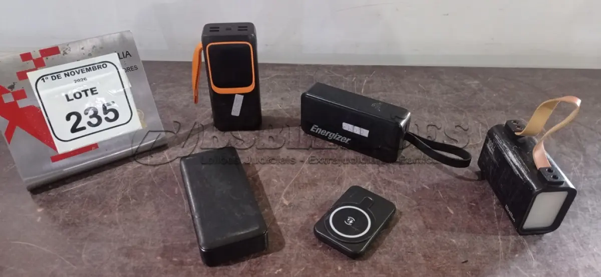 LOTE 235 - 05 POWER BANKS DE MARCAS E POTÊNCIAS DIVERSAS. (NO ESTADO) ATENÇÃO! FAZER A VISITAÇÃO ANTES DE ARREMATAR, NÃO SABEMOS SE FUNCIONA, LEILÃO NÃO TEM GARANTIA E NEM DEVOLUÇÃO, SUJEITO A POSSÍVEIS AVARIAS VISÍVEIS/OCULTAS E/OU AUSÊNCIA DE COMPONENTES.