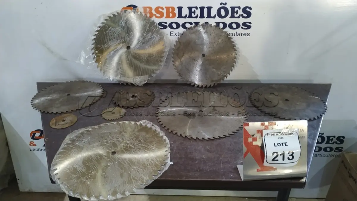 LOTE 213 - 09 SERRAS CIRCULARES DE FERRO DE MEDIDAS DIVERSAS. (NO ESTADO) ATENÇÃO! FAZER A VISITAÇÃO ANTES DE ARREMATAR, NÃO SABEMOS SE FUNCIONA, LEILÃO NÃO TEM GARANTIA E NEM DEVOLUÇÃO, SUJEITO A POSSÍVEIS AVARIAS VISÍVEIS/OCULTAS E/OU AUSÊNCIA DE COMPONENTES.