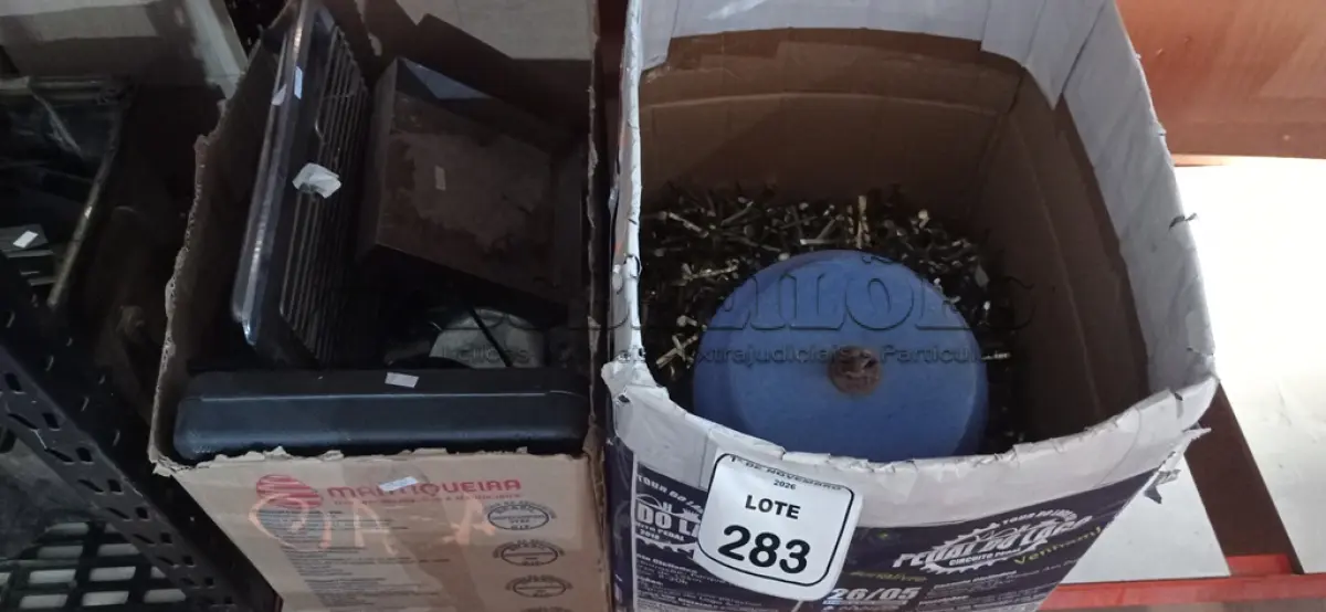 LOTE 283 - 01 POLIDOR VIBRATÓRIO COM AVARIAS, 01 SERRA TICO-TICO INCOMPLETA, 01 CHURRASQUEIRA ELÉTRICA SEM SERPENTINA, E GRANDES QUANTIDADES DE COLCHETES, PARAFUSOS E MATERIAIS DIVERSOS. (NO ESTADO) ATENÇÃO! FAZER A VISITAÇÃO ANTES DE ARREMATAR, NÃO SABEMOS SE FUNCIONA, LEILÃO NÃO TEM GARANTIA E NEM DEVOLUÇÃO, SUJEITO A POSSÍVEIS AVARIAS VISÍVEIS/OCULTAS E/OU AUSÊNCIA DE COMPONENTES.