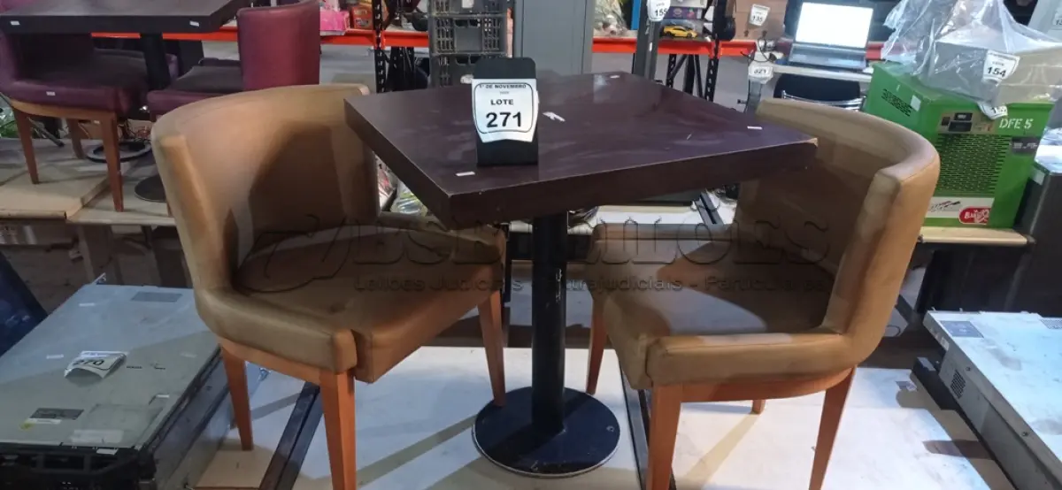 LOTE 271 - 02 CADEIRAS DE MADEIRA COM ASSENTOS ALMOFADADOS E 01 MESA DE MADEIRA COM TAMPO DE 70X68 CM. (NO ESTADO) ATENÇÃO! FAZER A VISITAÇÃO ANTES DE ARREMATAR, NÃO SABEMOS SE FUNCIONA, LEILÃO NÃO TEM GARANTIA E NEM DEVOLUÇÃO, SUJEITO A POSSÍVEIS AVARIAS VISÍVEIS/OCULTAS E/OU AUSÊNCIA DE COMPONENTES.