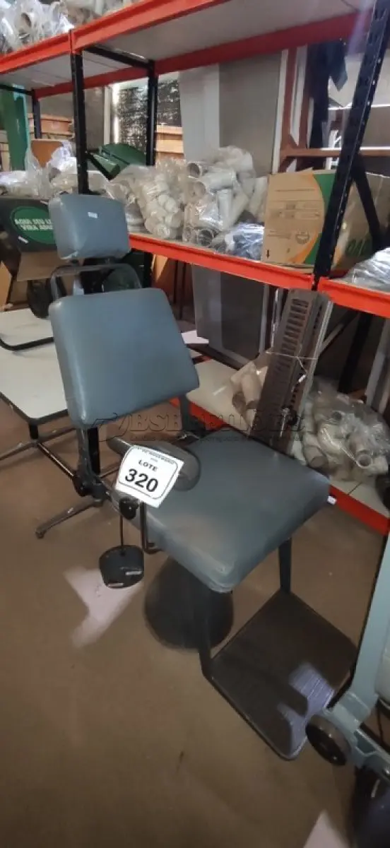 LOTE 320 - 01 POLTRONA DE COLETA DE SANGUE. (NO ESTADO) ATENÇÃO! FAZER A VISITAÇÃO ANTES DE ARREMATAR, NÃO SABEMOS SE FUNCIONA, LEILÃO NÃO TEM GARANTIA E NEM DEVOLUÇÃO, SUJEITO A POSSÍVEIS AVARIAS VISÍVEIS/OCULTAS E/OU AUSÊNCIA DE COMPONENTES.