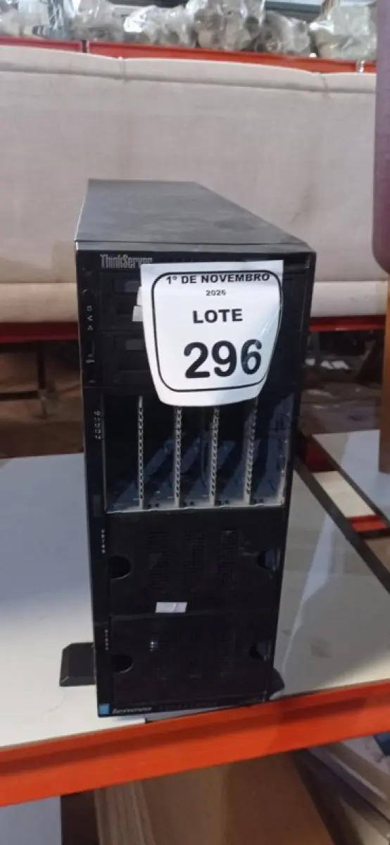LOTE 296 - 01 SERVIDOR SÉRIE THINKSERVER MARCA LENOVO. (NO ESTADO) ATENÇÃO! FAZER A VISITAÇÃO ANTES DE ARREMATAR, NÃO SABEMOS SE FUNCIONA, LEILÃO NÃO TEM GARANTIA E NEM DEVOLUÇÃO, SUJEITO A POSSÍVEIS AVARIAS VISÍVEIS/OCULTAS E/OU AUSÊNCIA DE COMPONENTES.