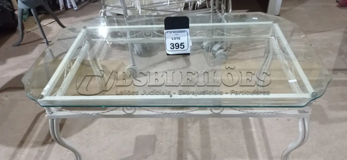 LOTE 395 - 01 MESA DE CENTRO COM BASE DE FERRO E TAMPO EM VIDRO DE 1,20X0,70M. (NO ESTADO) ATENÇÃO! FAZER A VISITAÇÃO ANTES DE ARREMATAR, NÃO SABEMOS SE FUNCIONA, LEILÃO NÃO TEM GARANTIA E NEM DEVOLUÇÃO, SUJEITO A POSSÍVEIS AVARIAS VISÍVEIS/OCULTAS E/OU AUSÊNCIA DE COMPONENTES.