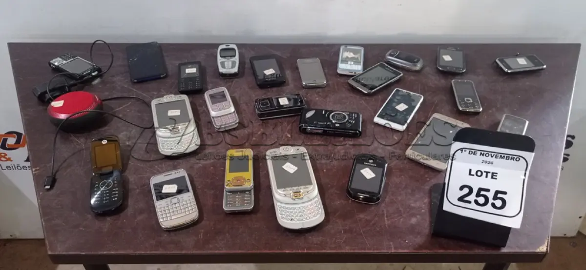 LOTE 255 - 01 CAIXINHA DE SOM E VÁRIOS CELULARES DE MODELOS ANTIGOS DE MARCAS E MODELOS DIVERSOS. (NO ESTADO) ATENÇÃO! FAZER A VISITAÇÃO ANTES DE ARREMATAR, NÃO SABEMOS SE FUNCIONA, LEILÃO NÃO TEM GARANTIA E NEM DEVOLUÇÃO, SUJEITO A POSSÍVEIS AVARIAS VISÍVEIS/OCULTAS E/OU AUSÊNCIA DE COMPONENTES.