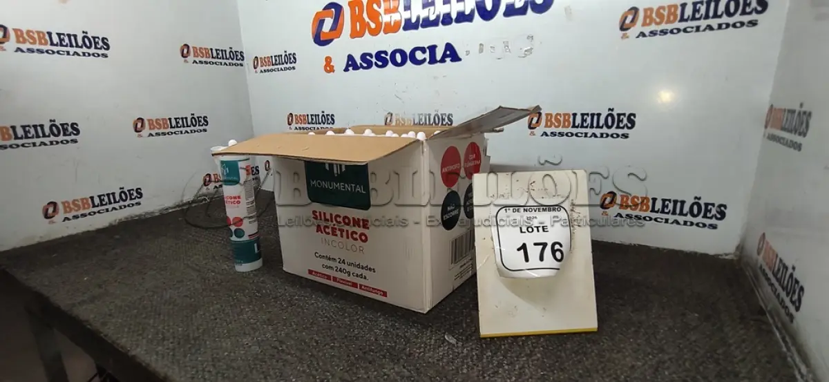 LOTE 176 - 24 UNIDADES DE SILICONE ACÉTICO INCOLOR DE 240G CADA MARCA MONUMENTAL. (NO ESTADO) ATENÇÃO! FAZER A VISITAÇÃO ANTES DE ARREMATAR, NÃO SABEMOS SE FUNCIONA, LEILÃO NÃO TEM GARANTIA E NEM DEVOLUÇÃO, SUJEITO A POSSÍVEIS AVARIAS VISÍVEIS/OCULTAS E/OU AUSÊNCIA DE COMPONENTES.