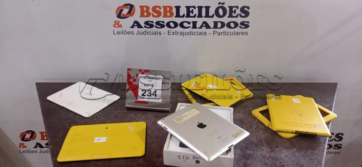 LOTE 234 - 01 IPAD APPLE E 04 TABLETS DE MARCAS E MODELOS DIVERSOS. (NO ESTADO) ATENÇÃO! FAZER A VISITAÇÃO ANTES DE ARREMATAR, NÃO SABEMOS SE FUNCIONA, LEILÃO NÃO TEM GARANTIA E NEM DEVOLUÇÃO, SUJEITO A POSSÍVEIS AVARIAS VISÍVEIS/OCULTAS E/OU AUSÊNCIA DE COMPONENTES.