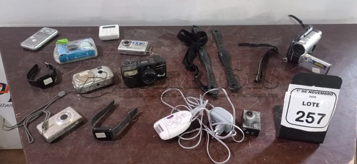 LOTE 257 - 02 TRANSMISSORES DE MONITOR CARDÍACO, 02 RELÓGIOS INTELIGENTES, 01 BALANÇA DE PRECISÃO, 01 DEPILADOR ELÉTRICO E 07 CÂMERAS FOTOGRÁFICAS DE MARCAS E MODELOS DIVERSOS. (NO ESTADO) ATENÇÃO! FAZER A VISITAÇÃO ANTES DE ARREMATAR, NÃO SABEMOS SE FUNCIONA, LEILÃO NÃO TEM GARANTIA E NEM DEVOLUÇÃO, SUJEITO A POSSÍVEIS AVARIAS VISÍVEIS/OCULTAS E/OU AUSÊNCIA DE COMPONENTES.