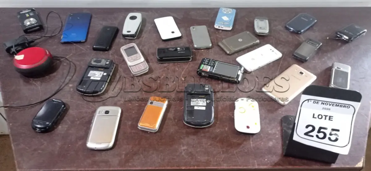 LOTE 255 - 01 CAIXINHA DE SOM E VÁRIOS CELULARES DE MODELOS ANTIGOS DE MARCAS E MODELOS DIVERSOS. (NO ESTADO) ATENÇÃO! FAZER A VISITAÇÃO ANTES DE ARREMATAR, NÃO SABEMOS SE FUNCIONA, LEILÃO NÃO TEM GARANTIA E NEM DEVOLUÇÃO, SUJEITO A POSSÍVEIS AVARIAS VISÍVEIS/OCULTAS E/OU AUSÊNCIA DE COMPONENTES.