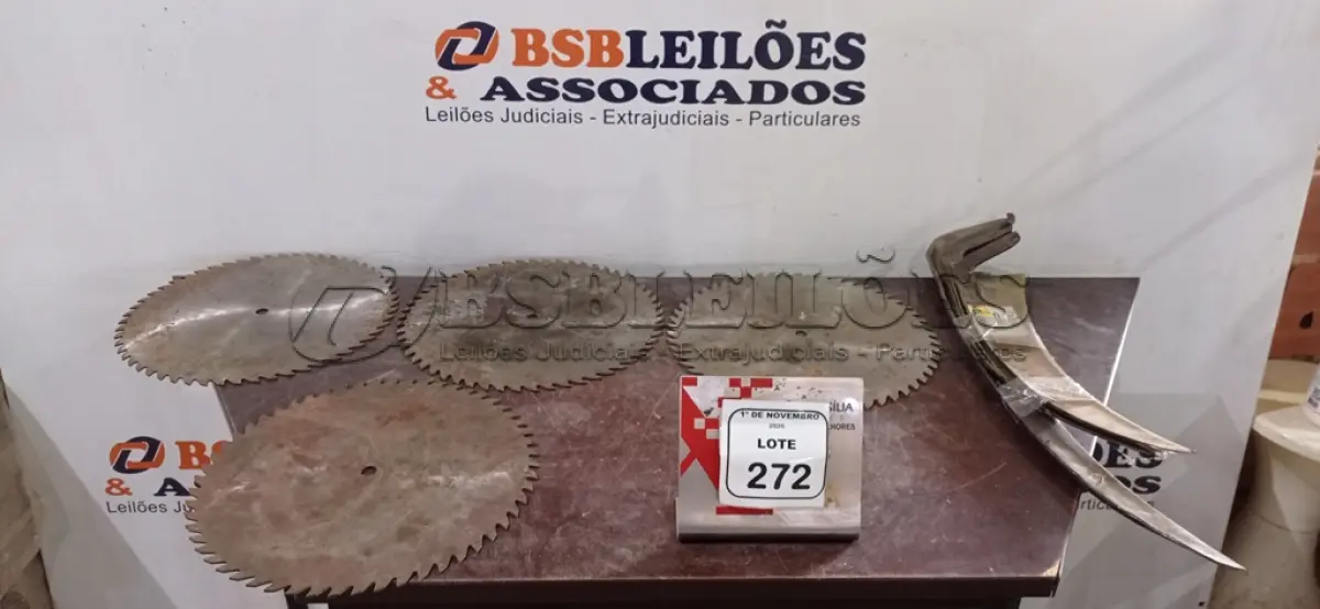 LOTE 272 - 04 FOICES ALFANGE E 04 SERRAS CIRCULARES DE FERRO. (NO ESTADO) ATENÇÃO! FAZER A VISITAÇÃO ANTES DE ARREMATAR, NÃO SABEMOS SE FUNCIONA, LEILÃO NÃO TEM GARANTIA E NEM DEVOLUÇÃO, SUJEITO A POSSÍVEIS AVARIAS VISÍVEIS/OCULTAS E/OU AUSÊNCIA DE COMPONENTES.