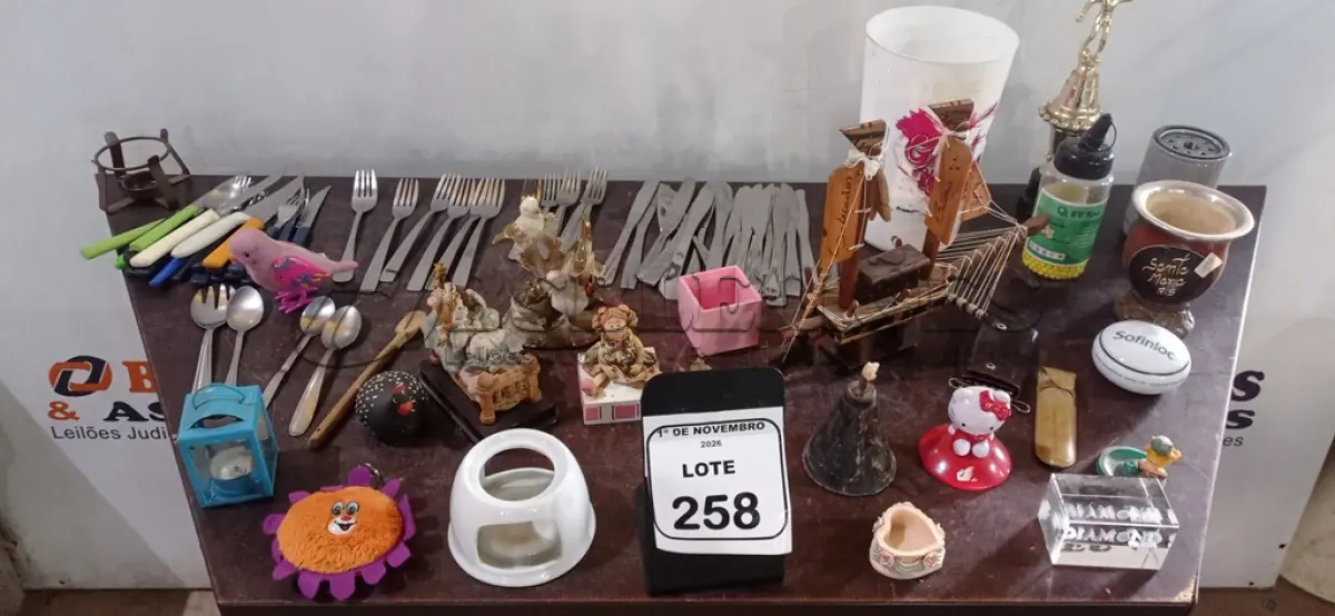 LOTE 258 - 01 LOTE COM DECORAÇÕES DE PORCELANA, ESFERAS PLÁSTICAS DE AIR SOFT, TALHERES DE ITENS DECORATIVOS DIVERSOS. (NO ESTADO) ATENÇÃO! FAZER A VISITAÇÃO ANTES DE ARREMATAR, NÃO SABEMOS SE FUNCIONA, LEILÃO NÃO TEM GARANTIA E NEM DEVOLUÇÃO, SUJEITO A POSSÍVEIS AVARIAS VISÍVEIS/OCULTAS E/OU AUSÊNCIA DE COMPONENTES.