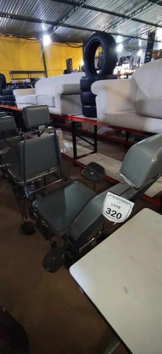 LOTE 320 - 01 POLTRONA DE COLETA DE SANGUE. (NO ESTADO) ATENÇÃO! FAZER A VISITAÇÃO ANTES DE ARREMATAR, NÃO SABEMOS SE FUNCIONA, LEILÃO NÃO TEM GARANTIA E NEM DEVOLUÇÃO, SUJEITO A POSSÍVEIS AVARIAS VISÍVEIS/OCULTAS E/OU AUSÊNCIA DE COMPONENTES.