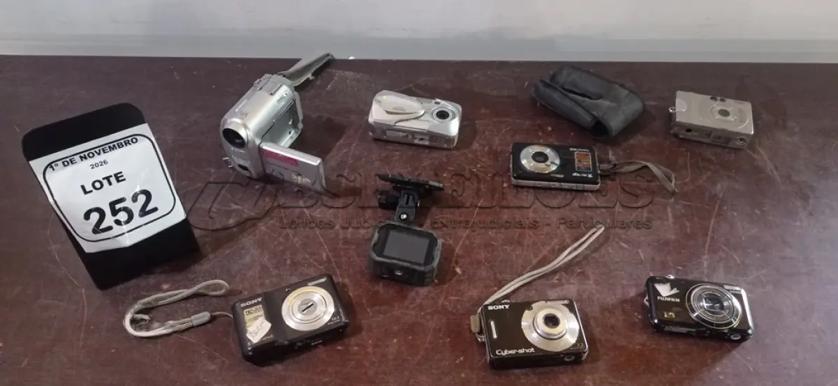 LOTE 252 - 05 CÂMERAS FOTOGRÁFICAS DE MARCAS E MODELOS DIVERSOS. (NO ESTADO) ATENÇÃO! FAZER A VISITAÇÃO ANTES DE ARREMATAR, NÃO SABEMOS SE FUNCIONA, LEILÃO NÃO TEM GARANTIA E NEM DEVOLUÇÃO, SUJEITO A POSSÍVEIS AVARIAS VISÍVEIS/OCULTAS E/OU AUSÊNCIA DE COMPONENTES.