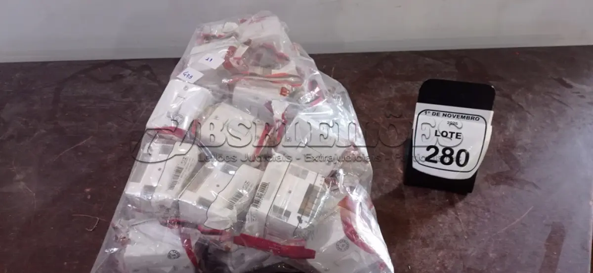 LOTE 280 - 01 LOTE COM GRANDE QUANTIDADE DE INTERRUPTORES. (NO ESTADO) ATENÇÃO! FAZER A VISITAÇÃO ANTES DE ARREMATAR, NÃO SABEMOS SE FUNCIONA, LEILÃO NÃO TEM GARANTIA E NEM DEVOLUÇÃO, SUJEITO A POSSÍVEIS AVARIAS VISÍVEIS/OCULTAS E/OU AUSÊNCIA DE COMPONENTES.