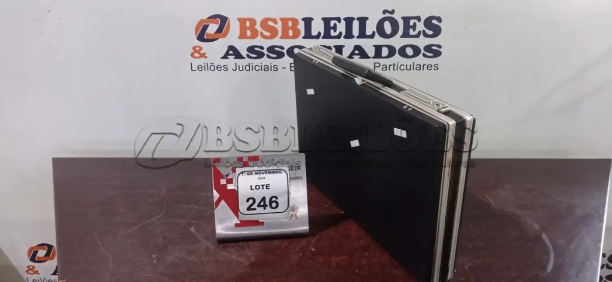 LOTE 246 - 01 PASTA EXECUTIVA EM COURO. (NO ESTADO) ATENÇÃO! FAZER A VISITAÇÃO ANTES DE ARREMATAR, NÃO SABEMOS SE FUNCIONA, LEILÃO NÃO TEM GARANTIA E NEM DEVOLUÇÃO, SUJEITO A POSSÍVEIS AVARIAS VISÍVEIS/OCULTAS E/OU AUSÊNCIA DE COMPONENTES.