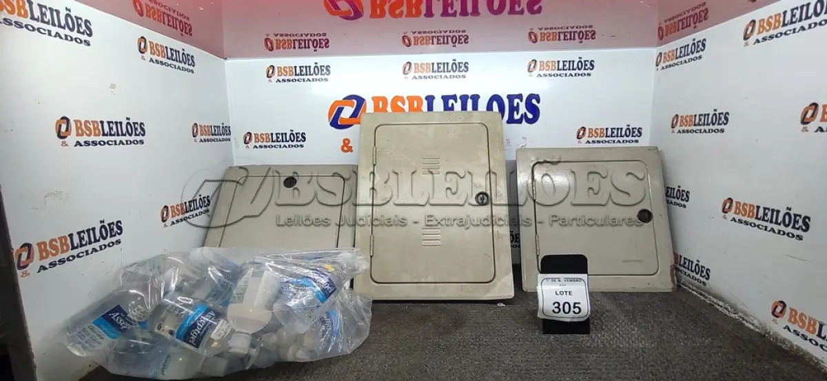 LOTE 305 - 03 CAIXAS DE PASSAGEM ELÉTRICA DE FERRO E VÁRIAS UNIDADES DE GEL HIGIENIZADOR DE MÃOS MARCA ASSEPTGEL. (NO ESTADO) ATENÇÃO! FAZER A VISITAÇÃO ANTES DE ARREMATAR, NÃO SABEMOS SE FUNCIONA, LEILÃO NÃO TEM GARANTIA E NEM DEVOLUÇÃO, SUJEITO A POSSÍVEIS AVARIAS VISÍVEIS/OCULTAS E/OU AUSÊNCIA DE COMPONENTES.