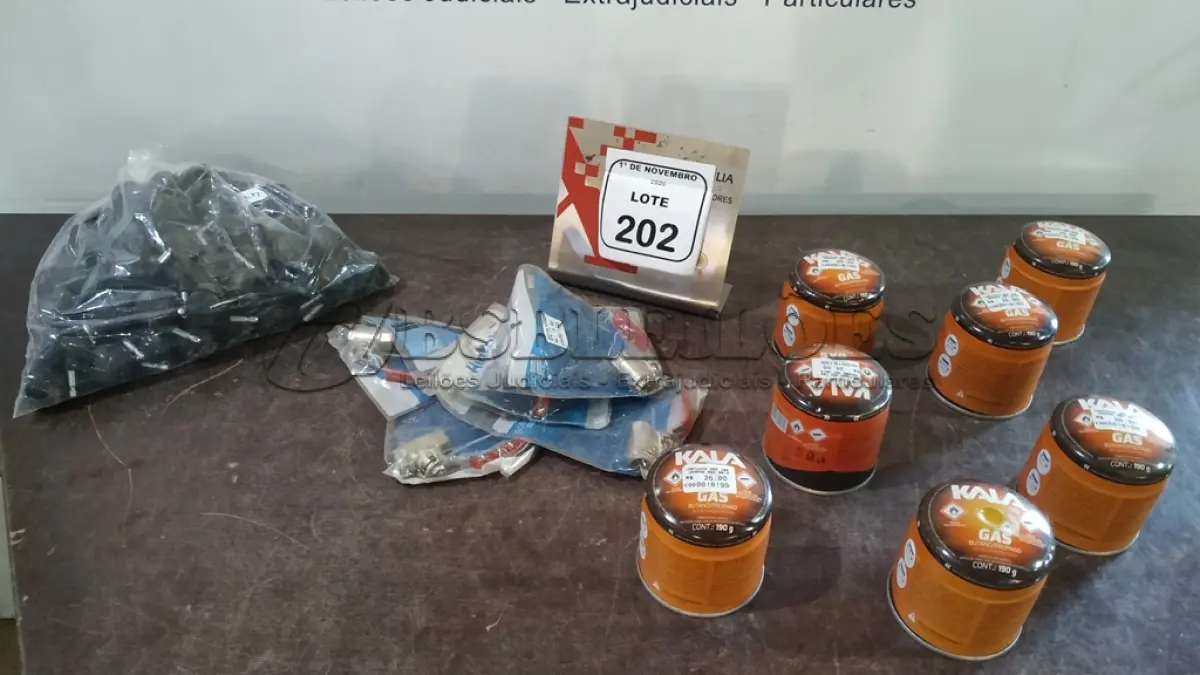 LOTE 202 - 07 LATAS REFIS CARTUCHO DE GÁS BUTANO/PROPANO DE 190G CADA MARCA KALA, 05 REGISTROS ESFERA DE 3/8 E GRANDE QUANTIDADE DE RODINHAS PARA MÓVEIS. (NO ESTADO) ATENÇÃO! FAZER A VISITAÇÃO ANTES DE ARREMATAR, NÃO SABEMOS SE FUNCIONA, LEILÃO NÃO TEM GARANTIA E NEM DEVOLUÇÃO, SUJEITO A POSSÍVEIS AVARIAS VISÍVEIS/OCULTAS E/OU AUSÊNCIA DE COMPONENTES.