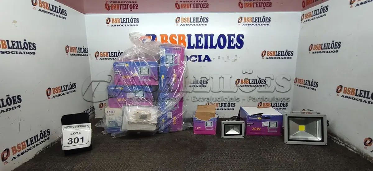 LOTE 301 - 08 REFLETORES LED DE MODELOS DIVERSOS. (NO ESTADO) ATENÇÃO! FAZER A VISITAÇÃO ANTES DE ARREMATAR, NÃO SABEMOS SE FUNCIONA, LEILÃO NÃO TEM GARANTIA E NEM DEVOLUÇÃO, SUJEITO A POSSÍVEIS AVARIAS VISÍVEIS/OCULTAS E/OU AUSÊNCIA DE COMPONENTES.