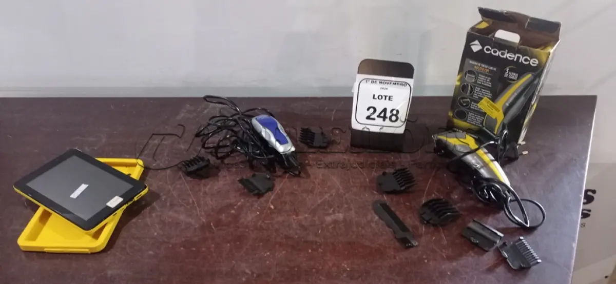 LOTE 248 - 02 MÁQUINAS DE CORTAR CABELO E 01 TABLET ESCOLAR MARCA CCE. (NO ESTADO) ATENÇÃO! FAZER A VISITAÇÃO ANTES DE ARREMATAR, NÃO SABEMOS SE FUNCIONA, LEILÃO NÃO TEM GARANTIA E NEM DEVOLUÇÃO, SUJEITO A POSSÍVEIS AVARIAS VISÍVEIS/OCULTAS E/OU AUSÊNCIA DE COMPONENTES.