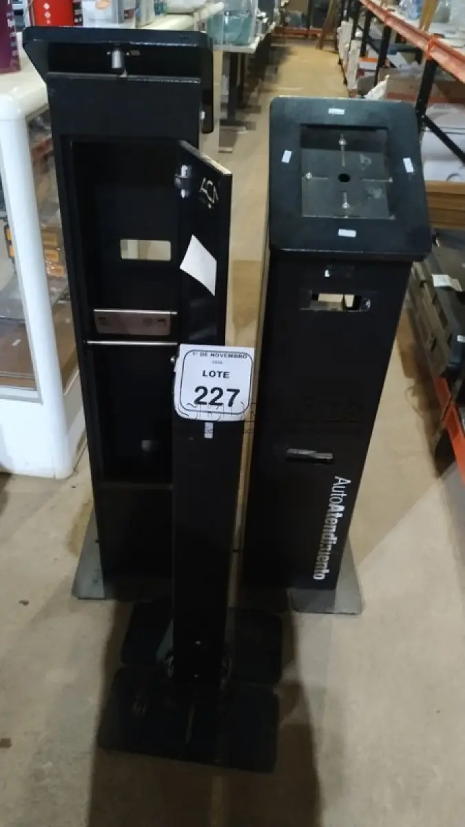LOTE 227 - 03 BASES DE TERMINAIS DE AUTOATENDIMENTO SENDO 01 INCOMPLETO. (NO ESTADO) ATENÇÃO! FAZER A VISITAÇÃO ANTES DE ARREMATAR, NÃO SABEMOS SE FUNCIONA, LEILÃO NÃO TEM GARANTIA E NEM DEVOLUÇÃO, SUJEITO A POSSÍVEIS AVARIAS VISÍVEIS/OCULTAS E/OU AUSÊNCIA DE COMPONENTES.