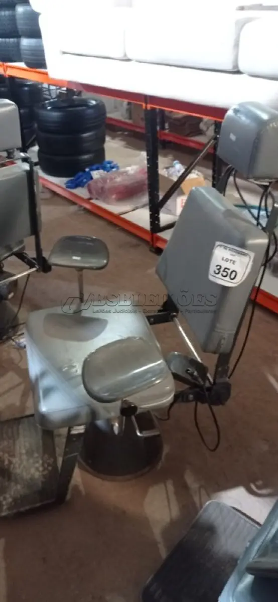 LOTE 350 - 01 POLTRONA DE COLETA DE SANGUE. (NO ESTADO) ATENÇÃO! FAZER A VISITAÇÃO ANTES DE ARREMATAR, NÃO SABEMOS SE FUNCIONA, LEILÃO NÃO TEM GARANTIA E NEM DEVOLUÇÃO, SUJEITO A POSSÍVEIS AVARIAS VISÍVEIS/OCULTAS E/OU AUSÊNCIA DE COMPONENTES.