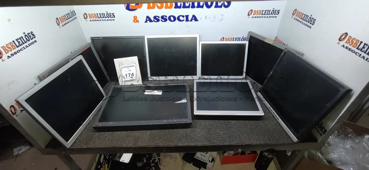 LOTE 174 - 09 MONITORES DE MARCAS E MODELOS DIVERSOS. (NO ESTADO) ATENÇÃO! FAZER A VISITAÇÃO ANTES DE ARREMATAR, NÃO SABEMOS SE FUNCIONA, LEILÃO NÃO TEM GARANTIA E NEM DEVOLUÇÃO, SUJEITO A POSSÍVEIS AVARIAS VISÍVEIS/OCULTAS E/OU AUSÊNCIA DE COMPONENTES.
