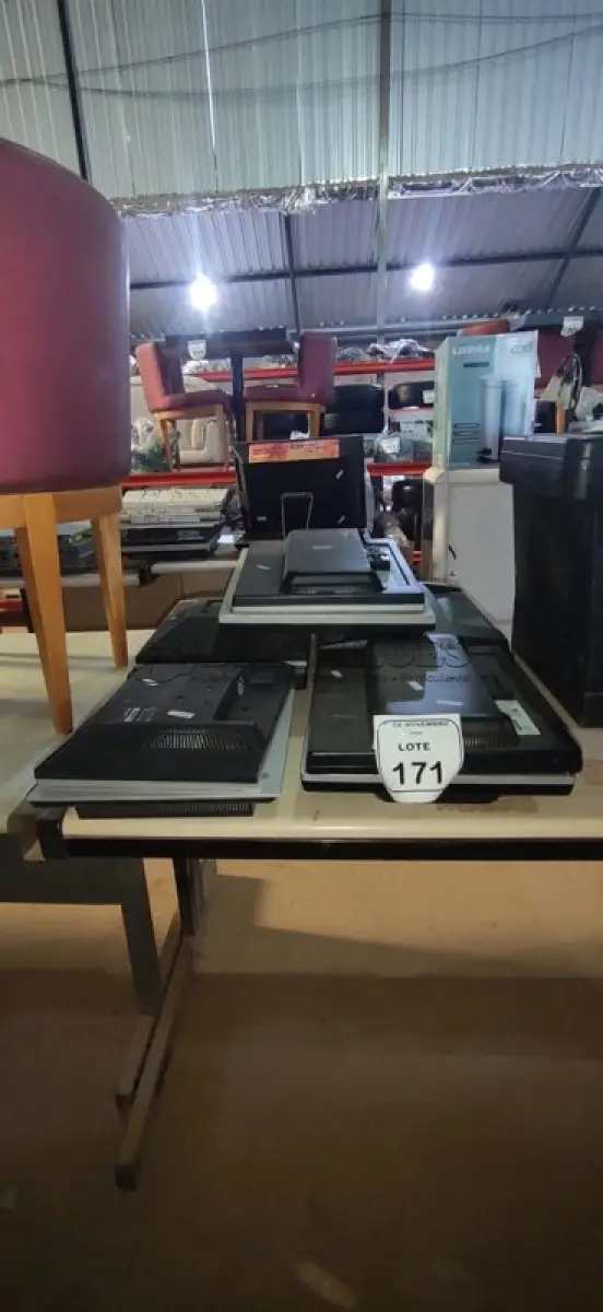 LOTE 171 - 10 MONITORES DE MARCAS E MODELOS DIVERSOS. (NO ESTADO) ATENÇÃO! FAZER A VISITAÇÃO ANTES DE ARREMATAR, NÃO SABEMOS SE FUNCIONA, LEILÃO NÃO TEM GARANTIA E NEM DEVOLUÇÃO, SUJEITO A POSSÍVEIS AVARIAS VISÍVEIS/OCULTAS E/OU AUSÊNCIA DE COMPONENTES.