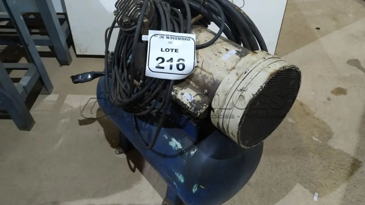 LOTE 216 - 01 COMPRESSOR DE AR. (NO ESTADO) ATENÇÃO! FAZER A VISITAÇÃO ANTES DE ARREMATAR, NÃO SABEMOS SE FUNCIONA, LEILÃO NÃO TEM GARANTIA E NEM DEVOLUÇÃO, SUJEITO A POSSÍVEIS AVARIAS VISÍVEIS/OCULTAS E/OU AUSÊNCIA DE COMPONENTES.