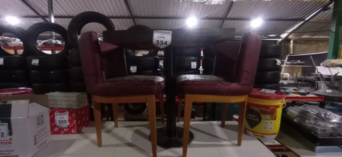 LOTE 334 - 02 CADEIRAS DE MADEIRA COM ASSENTOS ALMOFADADOS E 01 MESA DE MADEIRA COM TAMPO DE 70X68 CM. (NO ESTADO) ATENÇÃO! FAZER A VISITAÇÃO ANTES DE ARREMATAR, NÃO SABEMOS SE FUNCIONA, LEILÃO NÃO TEM GARANTIA E NEM DEVOLUÇÃO, SUJEITO A POSSÍVEIS AVARIAS VISÍVEIS/OCULTAS E/OU AUSÊNCIA DE COMPONENTES.