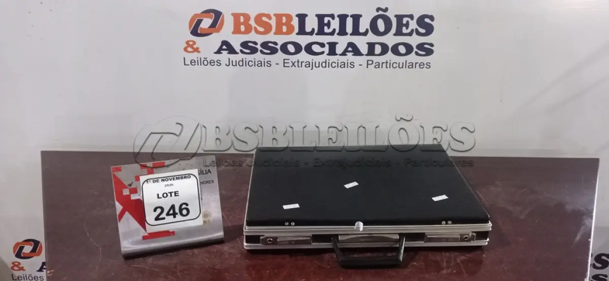 LOTE 246 - 01 PASTA EXECUTIVA EM COURO. (NO ESTADO) ATENÇÃO! FAZER A VISITAÇÃO ANTES DE ARREMATAR, NÃO SABEMOS SE FUNCIONA, LEILÃO NÃO TEM GARANTIA E NEM DEVOLUÇÃO, SUJEITO A POSSÍVEIS AVARIAS VISÍVEIS/OCULTAS E/OU AUSÊNCIA DE COMPONENTES.