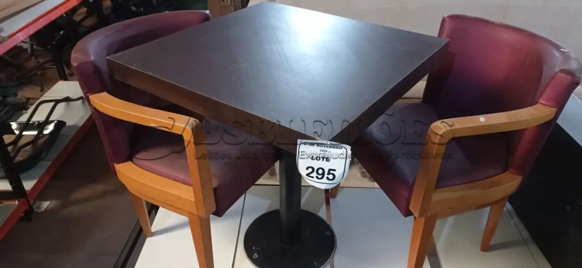 LOTE 295 - 02 CADEIRAS DE MADEIRA COM ASSENTOS ALMOFADADOS E 01 MESA DE MADEIRA COM TAMPO DE 70X68 CM. (NO ESTADO) ATENÇÃO! FAZER A VISITAÇÃO ANTES DE ARREMATAR, NÃO SABEMOS SE FUNCIONA, LEILÃO NÃO TEM GARANTIA E NEM DEVOLUÇÃO, SUJEITO A POSSÍVEIS AVARIAS VISÍVEIS/OCULTAS E/OU AUSÊNCIA DE COMPONENTES.
