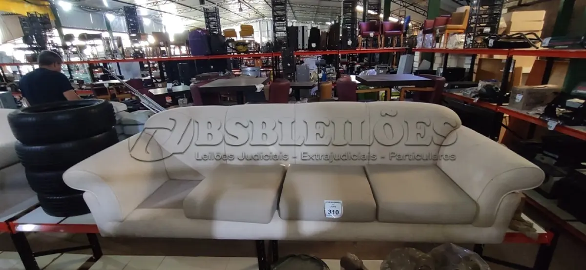 LOTE 310 - 01 SOFÁ DE 04 LUGARES NA COR BRANCO. (NO ESTADO) ATENÇÃO! FAZER A VISITAÇÃO ANTES DE ARREMATAR, NÃO SABEMOS SE FUNCIONA, LEILÃO NÃO TEM GARANTIA E NEM DEVOLUÇÃO, SUJEITO A POSSÍVEIS AVARIAS VISÍVEIS/OCULTAS E/OU AUSÊNCIA DE COMPONENTES.