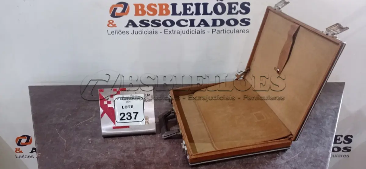 LOTE 237 - 01 PASTA EXECUTIVA EM COURO. (NO ESTADO) ATENÇÃO! FAZER A VISITAÇÃO ANTES DE ARREMATAR, NÃO SABEMOS SE FUNCIONA, LEILÃO NÃO TEM GARANTIA E NEM DEVOLUÇÃO, SUJEITO A POSSÍVEIS AVARIAS VISÍVEIS/OCULTAS E/OU AUSÊNCIA DE COMPONENTES.