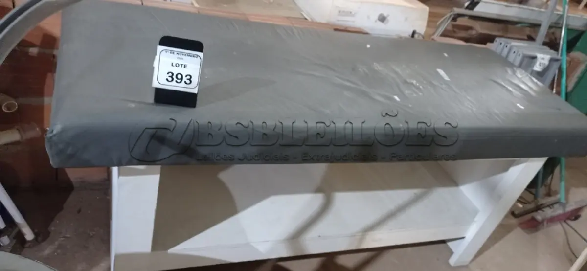 LOTE 393 - 01 MACA DE MASSAGEM COM BASE EM MADEIRA DE 1,90X0,70. (NO ESTADO) ATENÇÃO! FAZER A VISITAÇÃO ANTES DE ARREMATAR, NÃO SABEMOS SE FUNCIONA, LEILÃO NÃO TEM GARANTIA E NEM DEVOLUÇÃO, SUJEITO A POSSÍVEIS AVARIAS VISÍVEIS/OCULTAS E/OU AUSÊNCIA DE COMPONENTES.