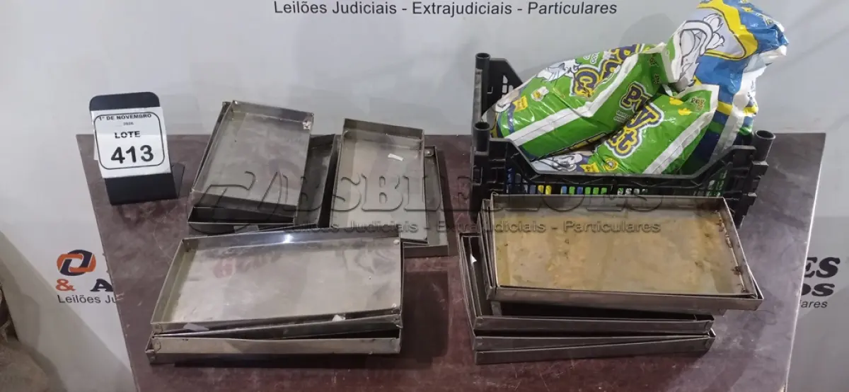 LOTE 413 - 03 PACOTES DE GRANULADO SANITÁRIO PARA PETS DE 4KG CADA E VÁRIAS BANDEJAS PEQUENAS DE INOX. (NO ESTADO) ATENÇÃO! FAZER A VISITAÇÃO ANTES DE ARREMATAR, NÃO SABEMOS SE FUNCIONA, LEILÃO NÃO TEM GARANTIA E NEM DEVOLUÇÃO, SUJEITO A POSSÍVEIS AVARIAS VISÍVEIS/OCULTAS E/OU AUSÊNCIA DE COMPONENTES.