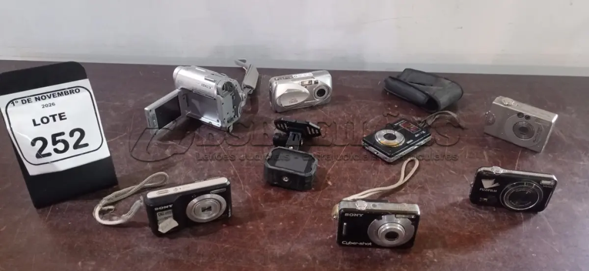 LOTE 252 - 05 CÂMERAS FOTOGRÁFICAS DE MARCAS E MODELOS DIVERSOS. (NO ESTADO) ATENÇÃO! FAZER A VISITAÇÃO ANTES DE ARREMATAR, NÃO SABEMOS SE FUNCIONA, LEILÃO NÃO TEM GARANTIA E NEM DEVOLUÇÃO, SUJEITO A POSSÍVEIS AVARIAS VISÍVEIS/OCULTAS E/OU AUSÊNCIA DE COMPONENTES.