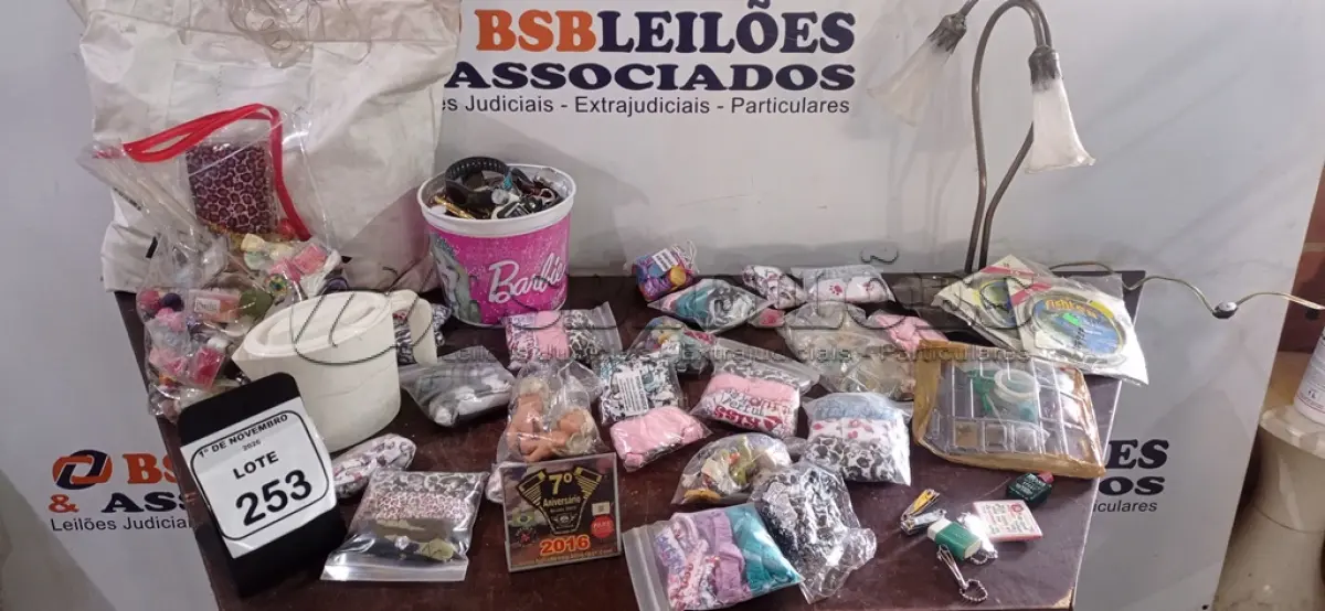 LOTE 253 - 01 LUMINÁRIA DECORATIVA, VÁRIOS ITENS DE PESCA E GRANDE QUANTIDADE DE BROCHES, MEDALHAS, CHAVEIROS E ROUPAS INTIMAS FEMININAS. (NO ESTADO) ATENÇÃO! FAZER A VISITAÇÃO ANTES DE ARREMATAR, NÃO SABEMOS SE FUNCIONA, LEILÃO NÃO TEM GARANTIA E NEM DEVOLUÇÃO, SUJEITO A POSSÍVEIS AVARIAS VISÍVEIS/OCULTAS E/OU AUSÊNCIA DE COMPONENTES.