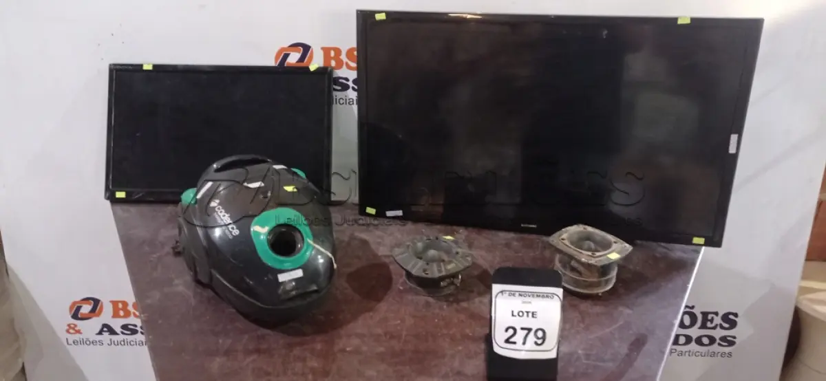 LOTE 279 - 01 TV 32’’ MARCA SAMSUNG, 01 MONITOR 22’’ MARCA LG, 02 TWEETERS E 01 ASPIRADOR DE PÓ MARCA CADENCE INCOMPLETO PARA RETIRADA DE PEÇAS. (NO ESTADO) ATENÇÃO! FAZER A VISITAÇÃO ANTES DE ARREMATAR, NÃO SABEMOS SE FUNCIONA, LEILÃO NÃO TEM GARANTIA E NEM DEVOLUÇÃO, SUJEITO A POSSÍVEIS AVARIAS VISÍVEIS/OCULTAS E/OU AUSÊNCIA DE COMPONENTES.
