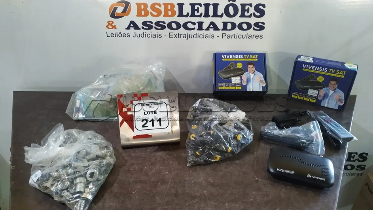 LOTE 211 - 02 RECEPTORES DE SINAL DE TV, VÁRIOS PROTETORES PARA QUINAS, ASPERSORES DE ÁGUA E ADAPTADORES DE MANGUEIRA. (NO ESTADO) ATENÇÃO! FAZER A VISITAÇÃO ANTES DE ARREMATAR, NÃO SABEMOS SE FUNCIONA, LEILÃO NÃO TEM GARANTIA E NEM DEVOLUÇÃO, SUJEITO A POSSÍVEIS AVARIAS VISÍVEIS/OCULTAS E/OU AUSÊNCIA DE COMPONENTES.