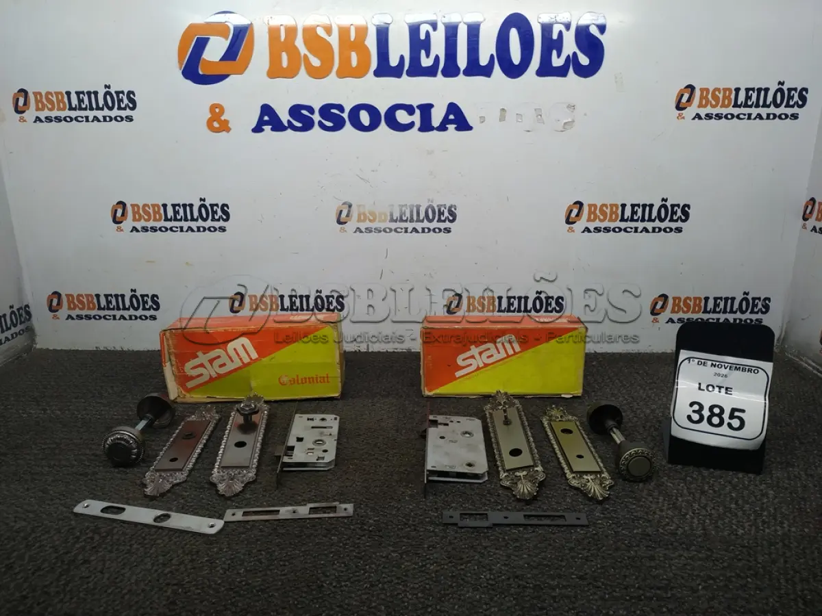 LOTE 385 - 02 FECHADURAS COLONIAIS. (NO ESTADO) ATENÇÃO! FAZER A VISITAÇÃO ANTES DE ARREMATAR, NÃO SABEMOS SE FUNCIONA, LEILÃO NÃO TEM GARANTIA E NEM DEVOLUÇÃO, SUJEITO A POSSÍVEIS AVARIAS VISÍVEIS/OCULTAS E/OU AUSÊNCIA DE COMPONENTES.