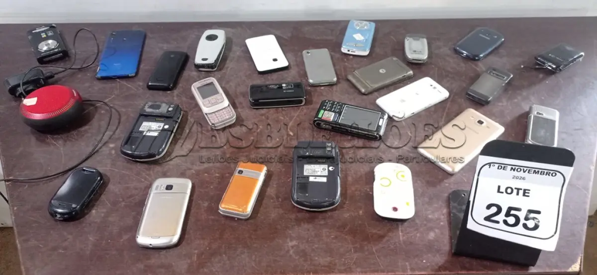 LOTE 255 - 01 CAIXINHA DE SOM E VÁRIOS CELULARES DE MODELOS ANTIGOS DE MARCAS E MODELOS DIVERSOS. (NO ESTADO) ATENÇÃO! FAZER A VISITAÇÃO ANTES DE ARREMATAR, NÃO SABEMOS SE FUNCIONA, LEILÃO NÃO TEM GARANTIA E NEM DEVOLUÇÃO, SUJEITO A POSSÍVEIS AVARIAS VISÍVEIS/OCULTAS E/OU AUSÊNCIA DE COMPONENTES.