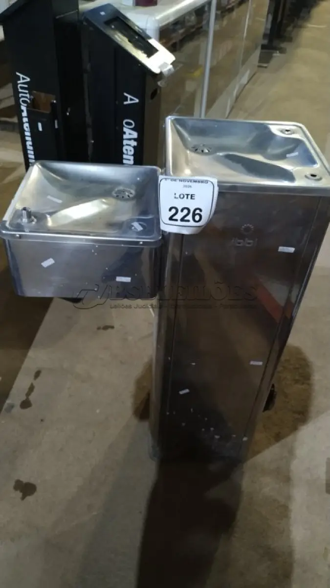 LOTE 226 - 01 BEBEDOURO TIPO TORRE CONJUGADO EM INOX. (NO ESTADO) ATENÇÃO! FAZER A VISITAÇÃO ANTES DE ARREMATAR, NÃO SABEMOS SE FUNCIONA, LEILÃO NÃO TEM GARANTIA E NEM DEVOLUÇÃO, SUJEITO A POSSÍVEIS AVARIAS VISÍVEIS/OCULTAS E/OU AUSÊNCIA DE COMPONENTES.