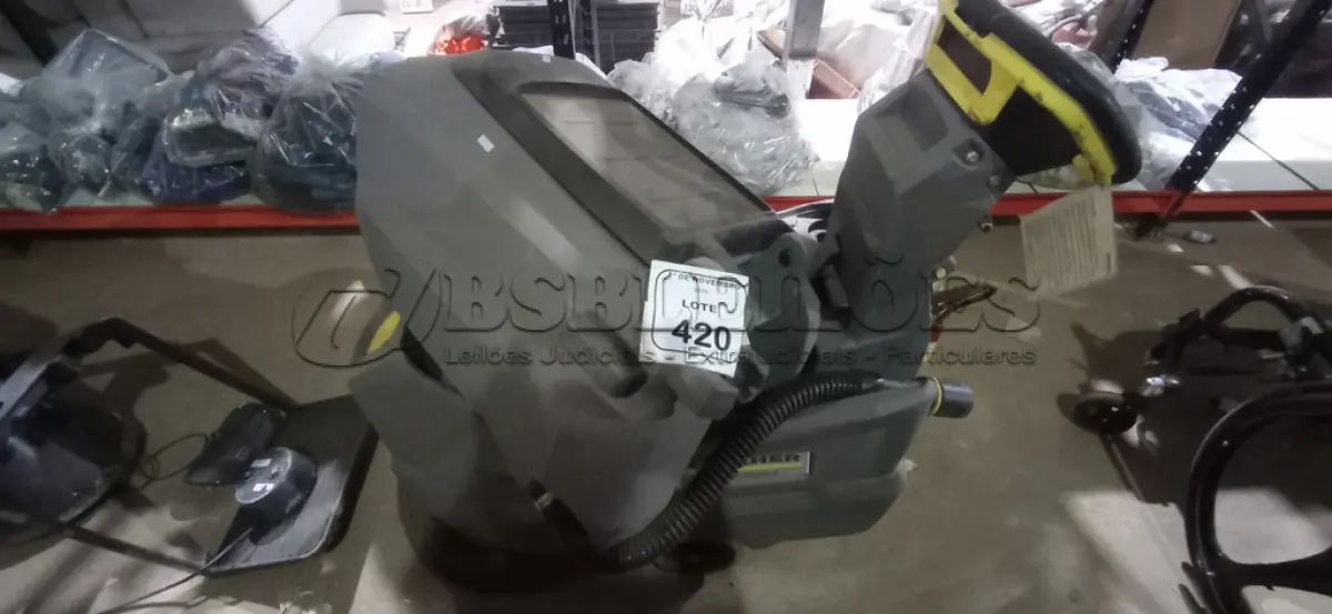 LOTE 420 - 01 MÁQUINA DE LAVAR PISOS PROFISSIONAL MODELO BD 50/50 C CLASSIC MARCA KARCHER. (NO ESTADO) ATENÇÃO! FAZER A VISITAÇÃO ANTES DE ARREMATAR, NÃO SABEMOS SE FUNCIONA, LEILÃO NÃO TEM GARANTIA E NEM DEVOLUÇÃO, SUJEITO A POSSÍVEIS AVARIAS VISÍVEIS/OCULTAS E/OU AUSÊNCIA DE COMPONENTES.