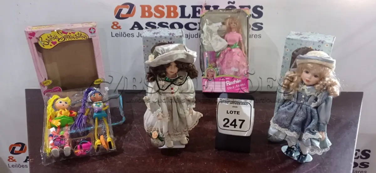 LOTE 247 - 02 BONECAS DE PORCELANA, 01 BONECA BARBIE E 02 BONECAS BETTY SPAGUETTY NA CAIXA. (NO ESTADO) ATENÇÃO! FAZER A VISITAÇÃO ANTES DE ARREMATAR, NÃO SABEMOS SE FUNCIONA, LEILÃO NÃO TEM GARANTIA E NEM DEVOLUÇÃO, SUJEITO A POSSÍVEIS AVARIAS VISÍVEIS/OCULTAS E/OU AUSÊNCIA DE COMPONENTES.