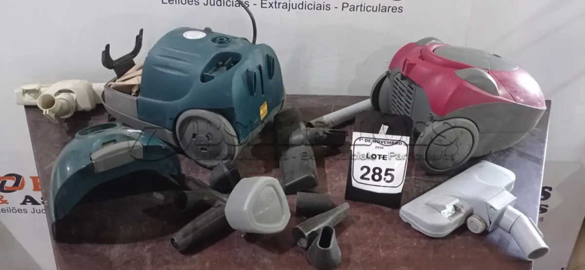 LOTE 285 - 02 ASPIRADORES DE PÓ MARCA ELECTROLUX INCOMPLETOS. (NO ESTADO) ATENÇÃO! FAZER A VISITAÇÃO ANTES DE ARREMATAR, NÃO SABEMOS SE FUNCIONA, LEILÃO NÃO TEM GARANTIA E NEM DEVOLUÇÃO, SUJEITO A POSSÍVEIS AVARIAS VISÍVEIS/OCULTAS E/OU AUSÊNCIA DE COMPONENTES.