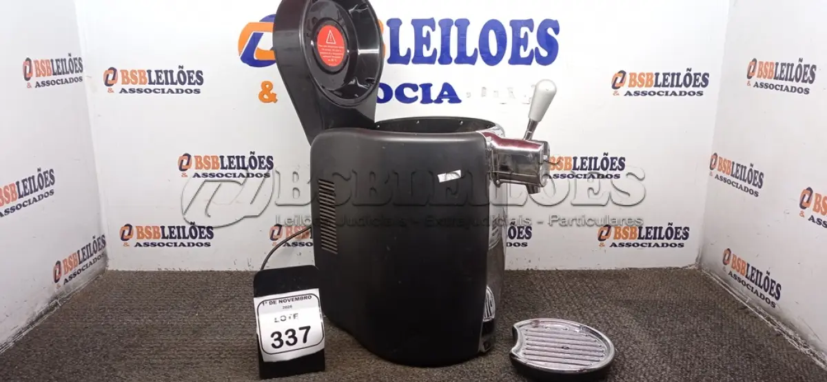 LOTE 337 - 01 CHOPEIRA MODELO BEER TENDER 5L MARCA KRUPS HEINEKEN. (NO ESTADO) ATENÇÃO! FAZER A VISITAÇÃO ANTES DE ARREMATAR, NÃO SABEMOS SE FUNCIONA, LEILÃO NÃO TEM GARANTIA E NEM DEVOLUÇÃO, SUJEITO A POSSÍVEIS AVARIAS VISÍVEIS/OCULTAS E/OU AUSÊNCIA DE COMPONENTES.