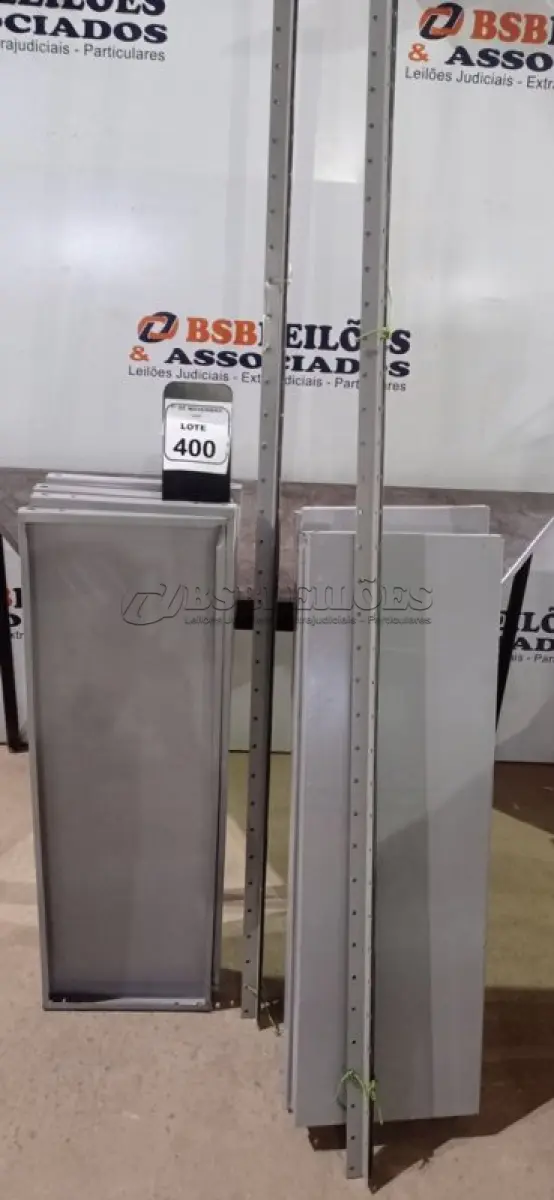 LOTE 400 - 02 ESTANTES DE FERRO DESMONTADAS DE APROXIMADAMENTE 1,95X0,95M COM 06 PRATELEIRAS CADA. (NO ESTADO) ATENÇÃO! FAZER A VISITAÇÃO ANTES DE ARREMATAR, NÃO SABEMOS SE FUNCIONA, LEILÃO NÃO TEM GARANTIA E NEM DEVOLUÇÃO, SUJEITO A POSSÍVEIS AVARIAS VISÍVEIS/OCULTAS E/OU AUSÊNCIA DE COMPONENTES.