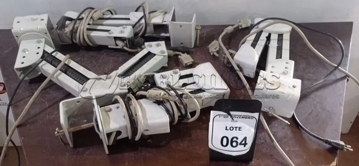LOTE 064 - 04 SUPORTES PARA PROJETORES DE CURTA DISTÂNCIA. (NO ESTADO) ATENÇÃO! FAZER A VISITAÇÃO ANTES DE ARREMATAR, NÃO SABEMOS SE FUNCIONA, LEILÃO NÃO TEM GARANTIA E NEM DEVOLUÇÃO, SUJEITO A POSSÍVEIS AVARIAS VISÍVEIS/OCULTAS E/OU AUSÊNCIA DE COMPONENTES.