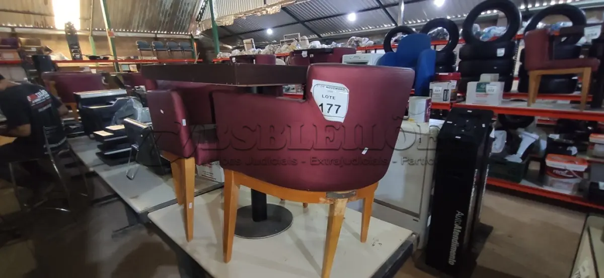 LOTE 177 - 02 CADEIRAS DE MADEIRA COM ASSENTOS ALMOFADADOS E 01 MESA DE MADEIRA COM TAMPO DE 70X68 CM. (NO ESTADO) ATENÇÃO! FAZER A VISITAÇÃO ANTES DE ARREMATAR, NÃO SABEMOS SE FUNCIONA, LEILÃO NÃO TEM GARANTIA E NEM DEVOLUÇÃO, SUJEITO A POSSÍVEIS AVARIAS VISÍVEIS/OCULTAS E/OU AUSÊNCIA DE COMPONENTES.