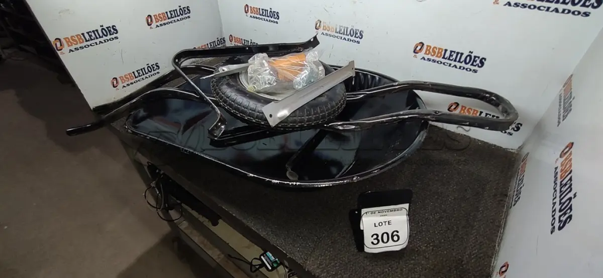 LOTE 306 - 01 CARRINHO DE MÃO DESMONTADO. (NO ESTADO) ATENÇÃO! FAZER A VISITAÇÃO ANTES DE ARREMATAR, NÃO SABEMOS SE FUNCIONA, LEILÃO NÃO TEM GARANTIA E NEM DEVOLUÇÃO, SUJEITO A POSSÍVEIS AVARIAS VISÍVEIS/OCULTAS E/OU AUSÊNCIA DE COMPONENTES.
